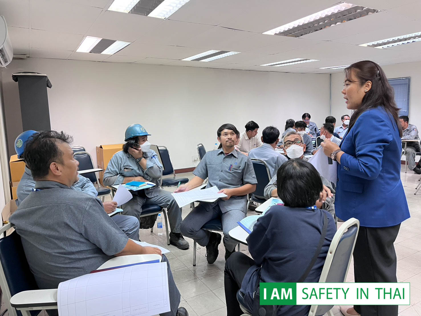 ภาพรวมผู้เข้าอบรมร่วมทำกิจกรรมกลุ่ม